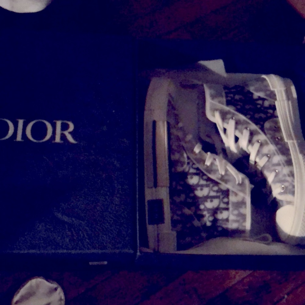 Selling Dior sneakers asking for 300